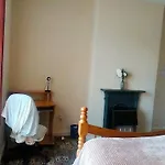 Newly Decorated Spacious Room, Women Only